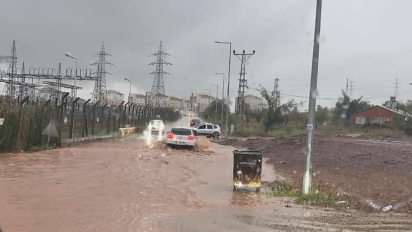 Gölbaşı'nda Sağanak Yağış Hayatı Olumsuz Etkiledi: TOKİ Caddesi Göle Döndü