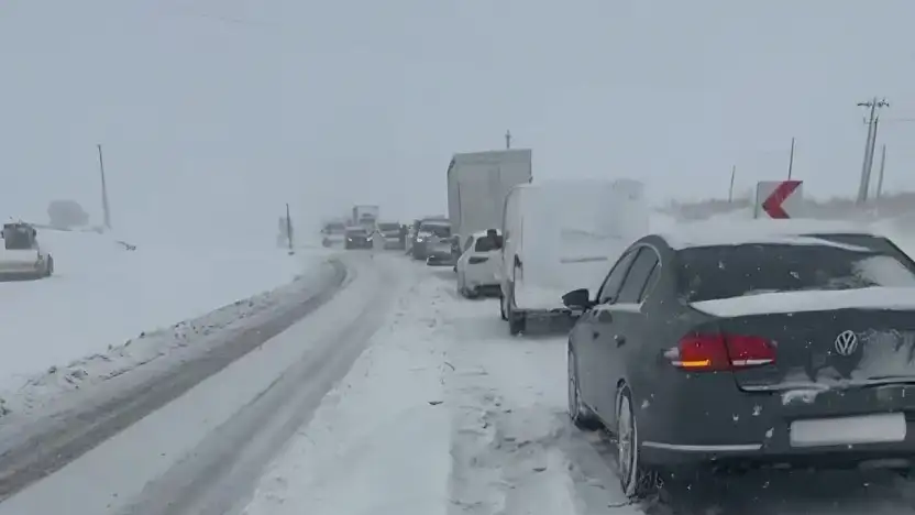 Gölbaşı'nda yoğun kar yağışı nedeniyle uzun araç kuyruğu oluştu