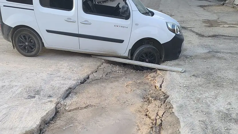 Adıyaman'da altyapı çalışmaları nedeniyle çöken yolda bir hafif ticari araç mahsur kaldı