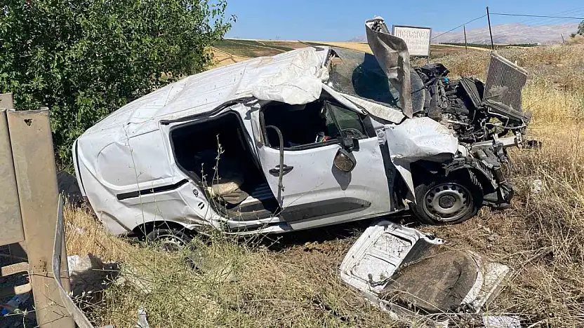 Hafif ticari araç şarampole yuvarlandı: 1 ağır yaralı