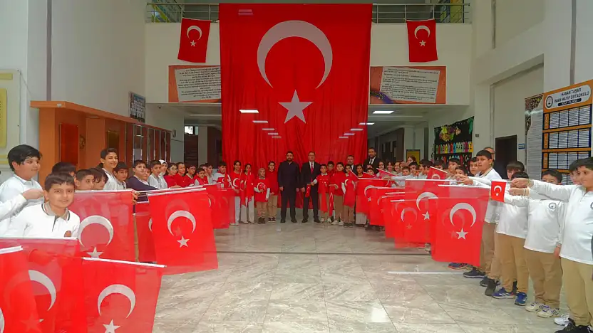 Hasan Taşar İmam Hatip Ortaokulunda ilk dersimiz: Bayrak sevgisi etkinliği