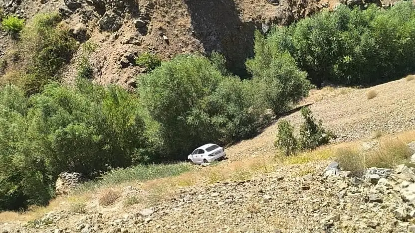 İçerisinde 4 İtalyalının bulunduğu Otomobil uçuruma yuvarlandı: 4 yaralı