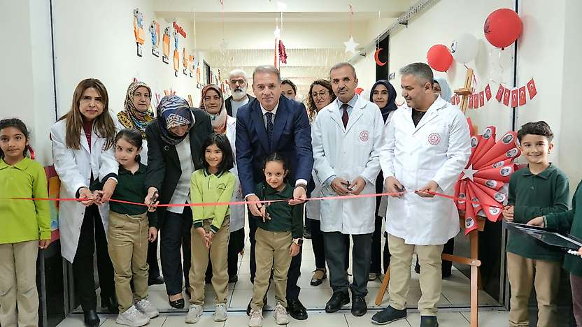 İl Müdürü Tosun Cumhuriyet Bayramı Sergisini gezdi