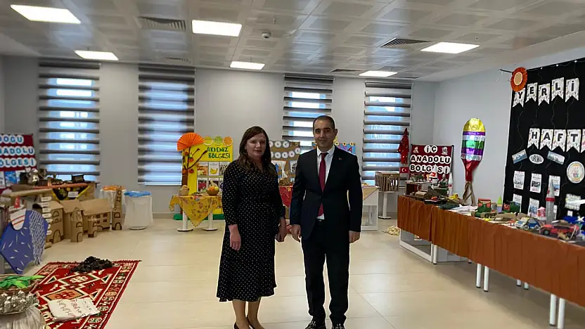 İl Sağlık Müdürü Şirik Minik öğrencilerin yerli malı haftası coşkusuna ortak oldu