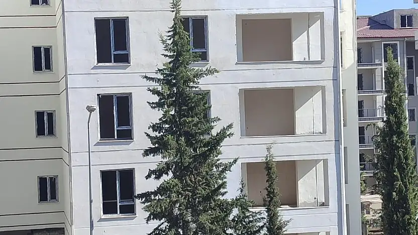 İnşaat işçisi canını hiçe sayarak çalıştı