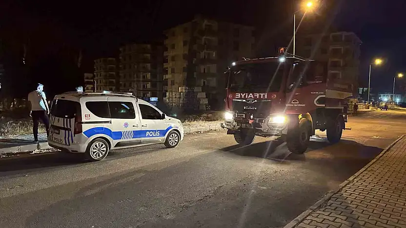 İnşaat malzemelerinin yanındaki otluk alan ateşe verildi