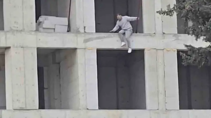 İnşaata çıkıp atlamak isteyen kişi ikna edildi