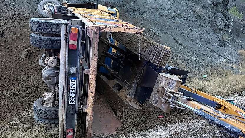 Adıyaman Gölbaşı'nda iş Makinesi Taşıyan Kamyon Devrildi: 2 Yaralı