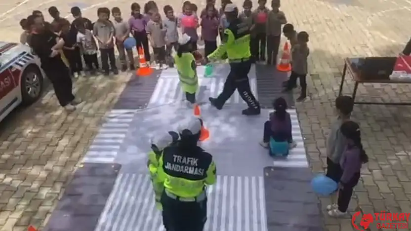 Jandarma ekiplerinden minik öğrencilere trafik eğitimi