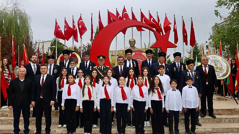 Kahta'da 29 Ekim Cumhuriyet Bayramı Çelenk Sunma Töreni düzenlendi