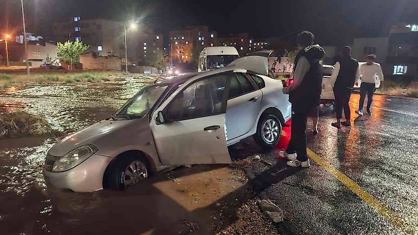 Kahta'da Sağanak Felaketi! Otomobil Mahsur Kaldı