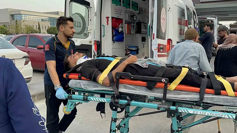 Kahta'da motosiklet otomobille çarpıştı: 2 ağır yaralı