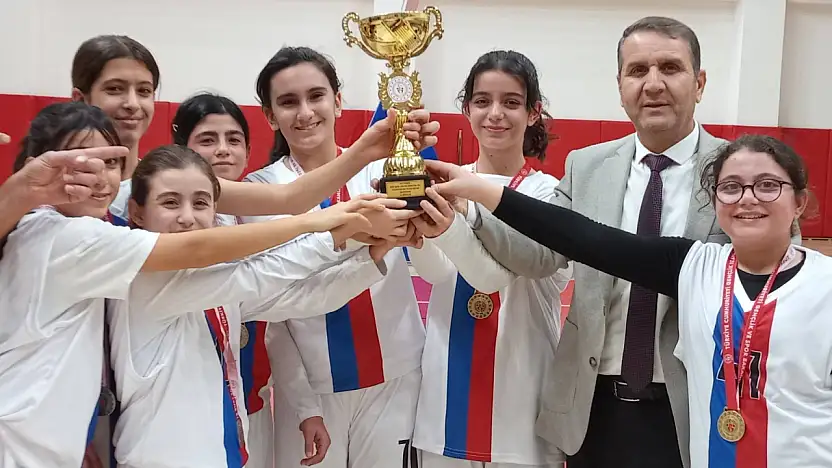 Kahta TP Kız İmam Hatip Proje Okulu Basketbol Yıldız Kızlar İl Birincisi oldu