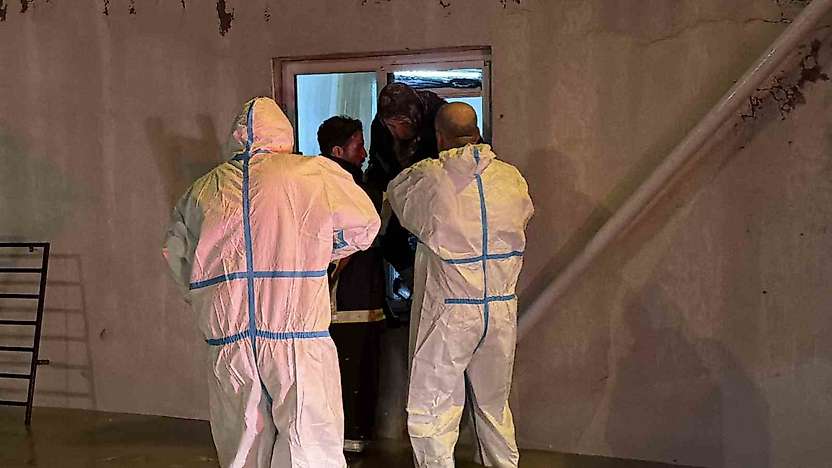 Adıyaman'da  kapıdan çıkamayan 2 yaşlı kadını itfaiye kurtardı