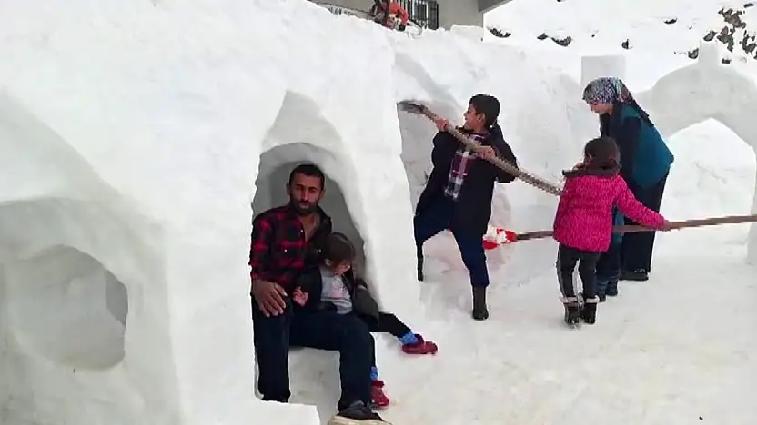 Kardan evler ve oyun alanı yaptı