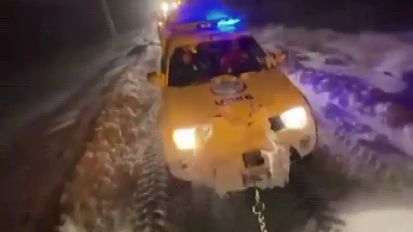 Karlı yolda mahsur kalan ekiplerin yardımına köylüler yetişti