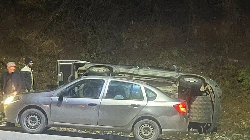 Kayganlaşan yolda otomobil devrildi