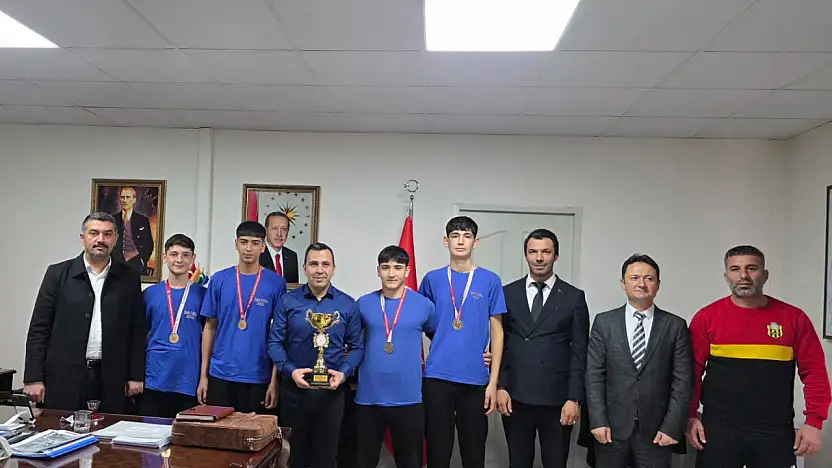 Kaymakam Algın Badminton şampiyonlarını ağırladı