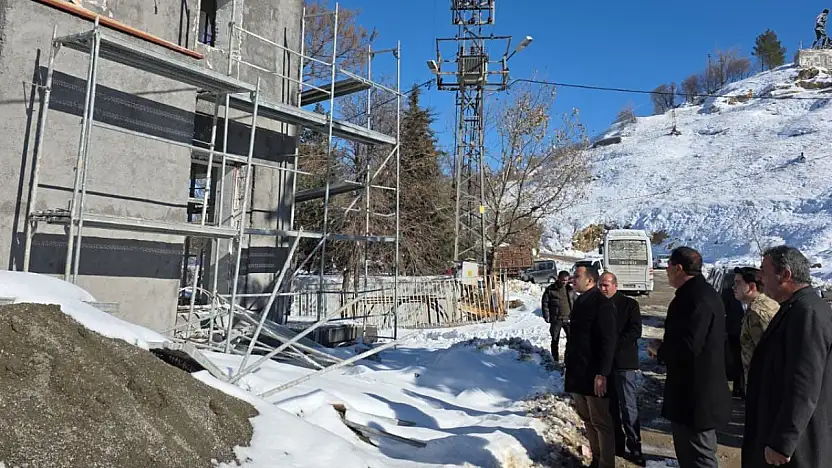 Kaymakam Algın Harmanlı'da deprem konutlarını inceledi