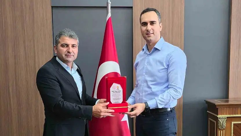 Kaymakam Artar, plaket ile uğurlandı