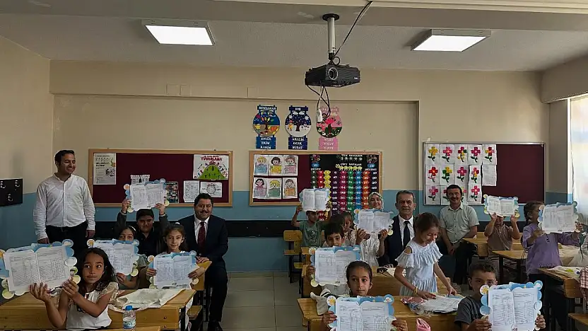 Kaymakam Bozkurtoğlu öğrencilerin karne heyecanına ortak oldu