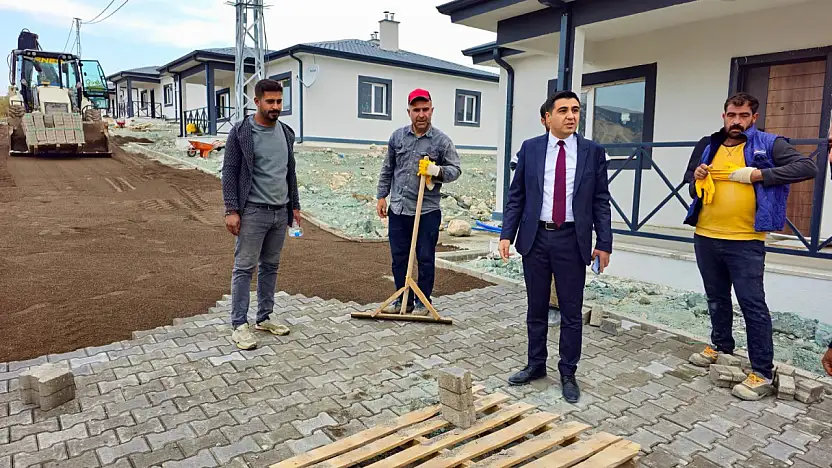 Kaymakam Güngör Öğütlü Köyü deprem konutlarında incelemelerde bulundu
