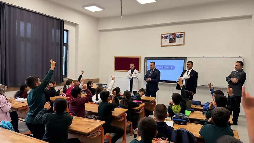 Kaymakam Pelvan İstiklal İlk ve Ortaokulu öğrencileriyle bir araya geldi