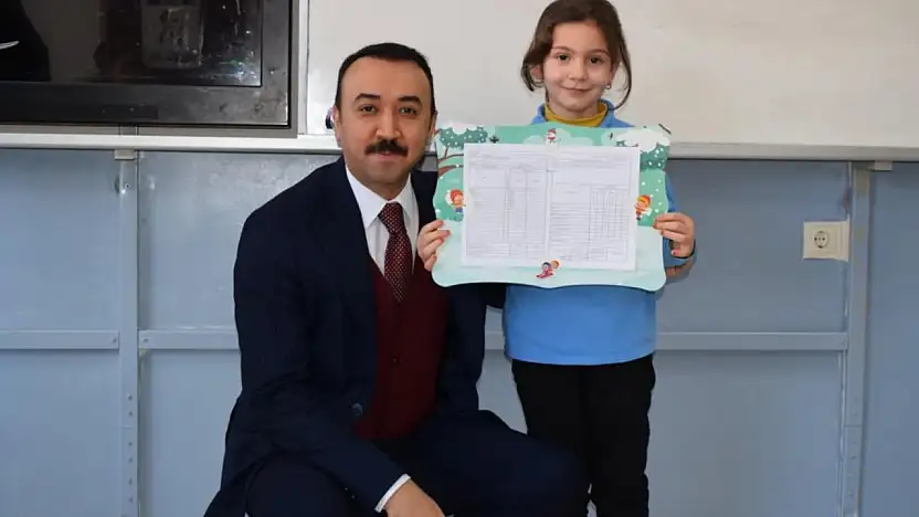 Kaymakam Pelvan öğrencilerin karne heyecanına ortak oldu