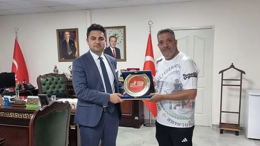 Kaymakam Seyhan'a Dünya şampiyonası plaketi takdim edildi