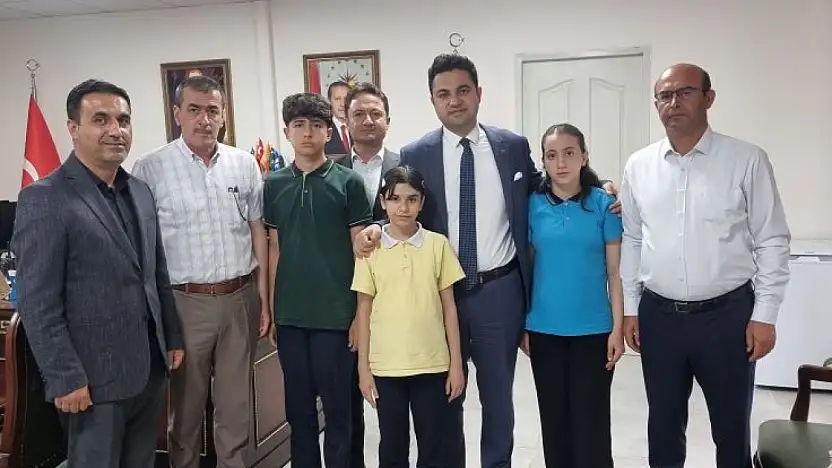 Kaymakam Seyhan başarılı öğrencileri makamında tebrik etti