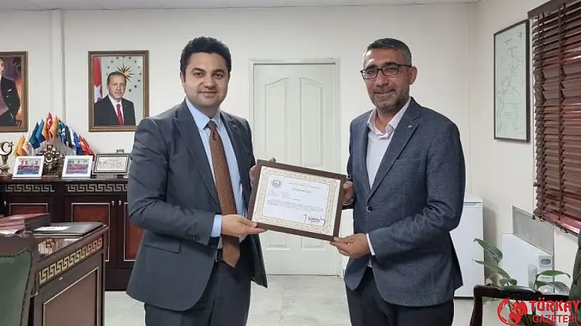 Kaymakam Seyhan Gençlik Spor ilçe müdürü Güleç'i başarı belgesiyle uğurladı