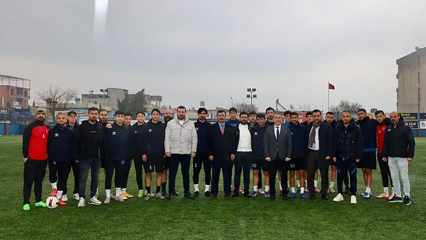 Kaymakam Soysal Kahta 02 Spor futbolcularıyla bir araya geldi