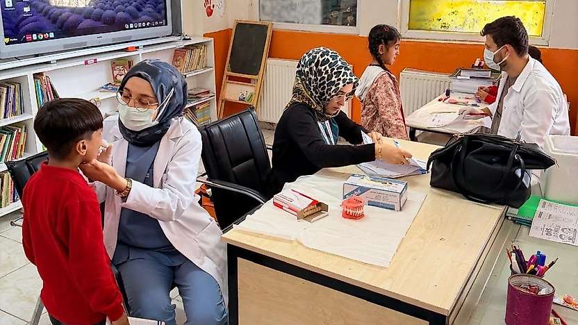 Kahta'da Köy Okullarında Diş Sağlığı Eğitimi