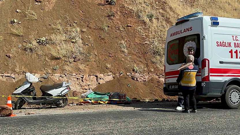 Kontrolden çıkan motosiklet devrildi: 1 ölü, 1 yaralı