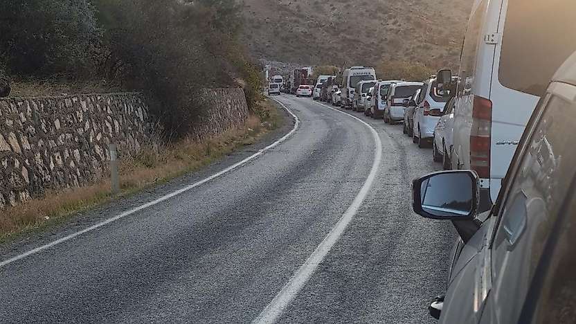 Adıyaman-Çelikhan Yolunda Patlatmalar Trafiği Aksatıyor