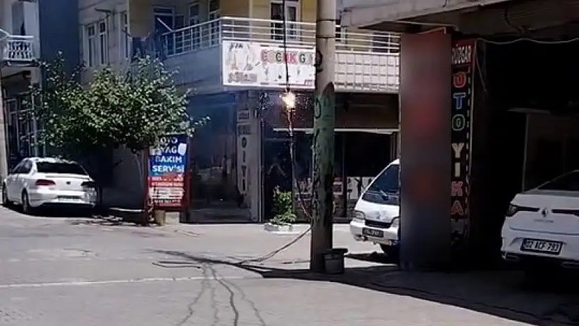 Kopan elektrik hattı alev alev yandı