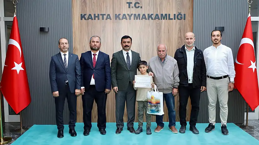 Küçük bir kalpten büyük bir iyilik: Kumbarasındaki parasını cami inşaatına bağışladı