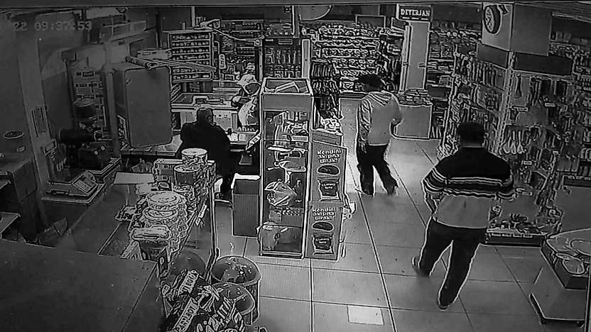 Adıyaman'da market kirlenmesin diye çorapla alışveriş yaptılar