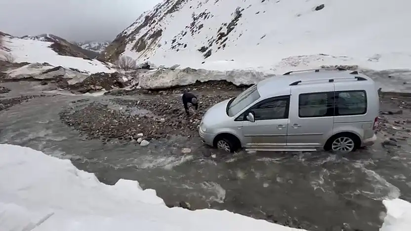 Menfez olmayan yolda sel: Araçlar mahsur kaldı