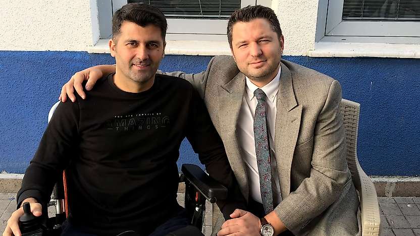 Milletvekili Toprak Gazi olan Polis Memuru yeğinini hastanede ziyaret etti