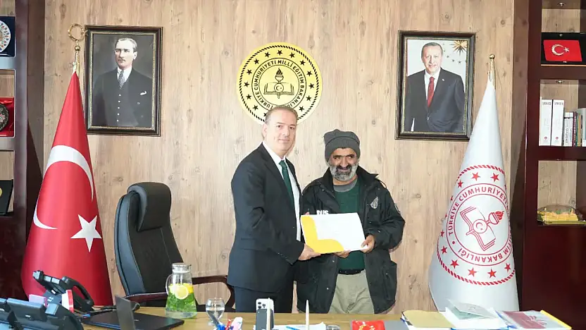 Milli Eğitim Müdürü Tosun'dan yürekleri ısıtan bir karne takdimi