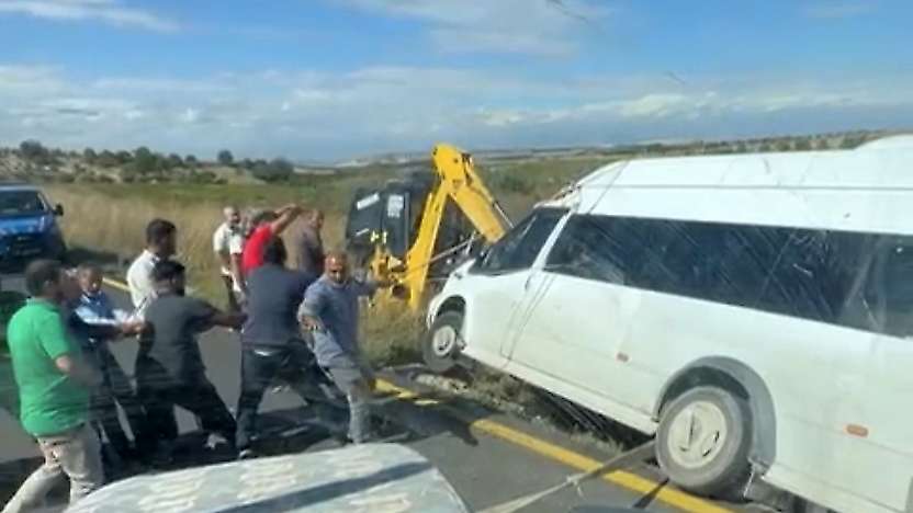 Minibüs şarampolde askıda kaldı