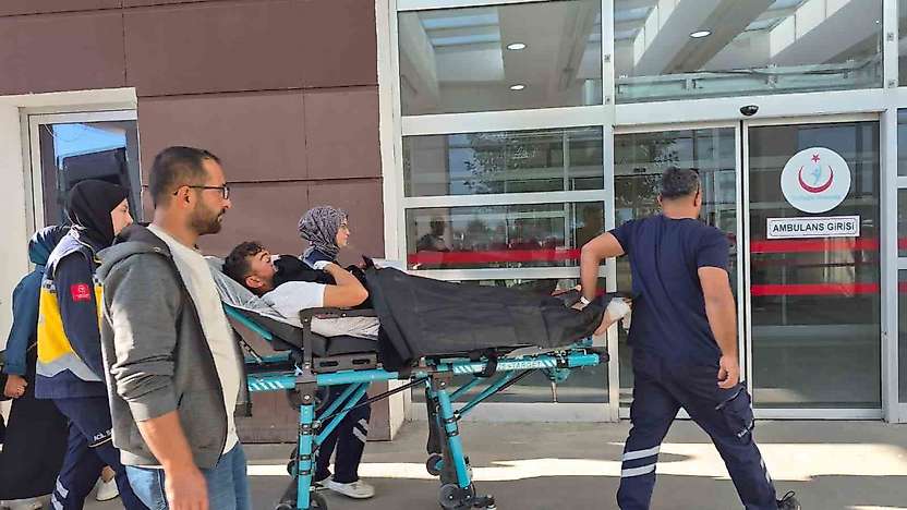 Besni'de motosiklet ile hafif ticari araç çarpıştı 1 yaralı