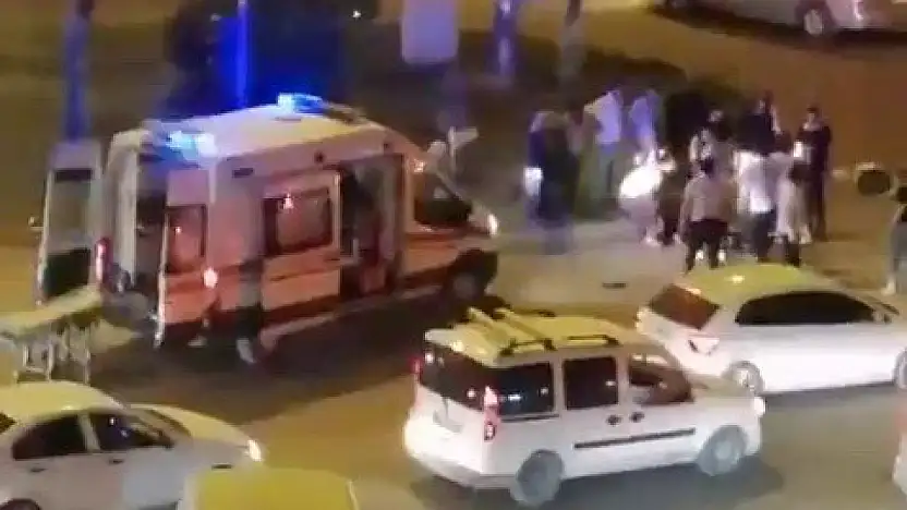 Motosiklet ile otomobil çarpıştı: 3 yaralı