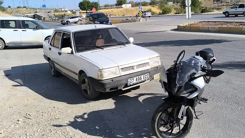 Motosikletle otomobil çarpıştı: 2 yaralı