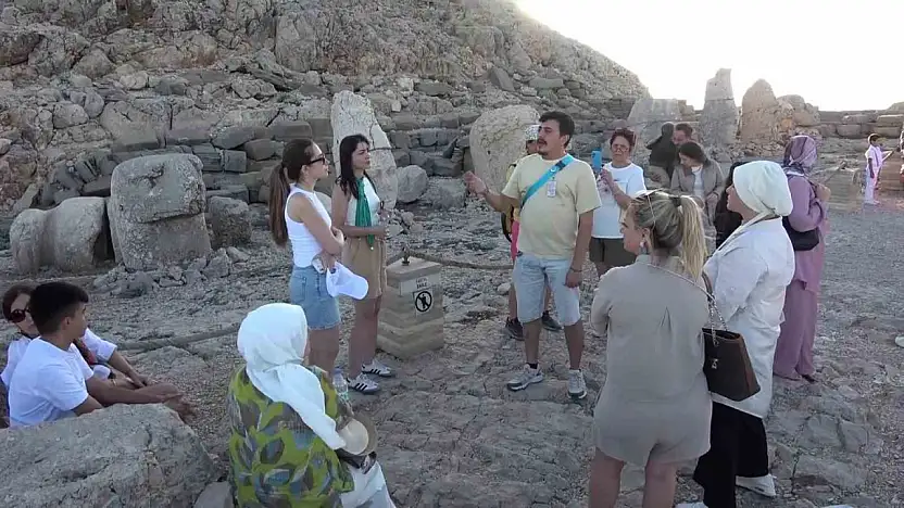 Nemrut Dağı'nda hafta sonu turist yoğunluğu