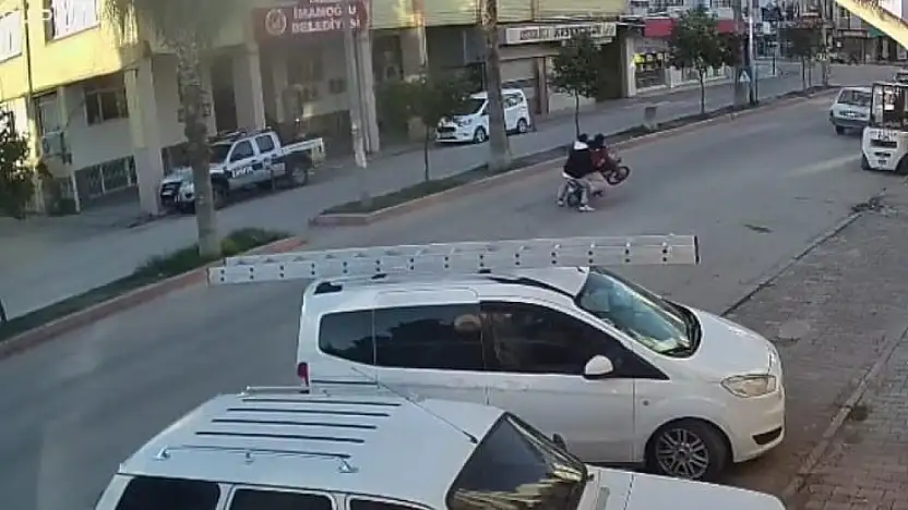 Önünü kaldırdığı motosikletle otomobile çarptı: 2 yaralı