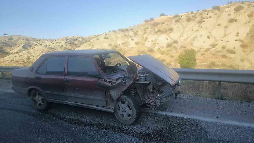Besni'de otomobil bariyerlere çarptı 1 yaralı