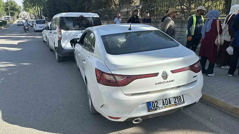 Otomobil park halindeki araçlara çarptı