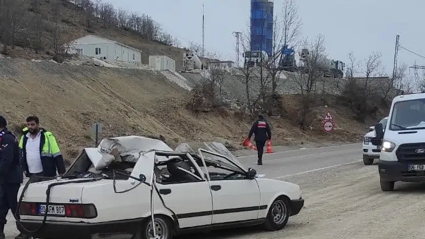 Otomobildeki 5 kişi ölümden döndü: 2 yaralı